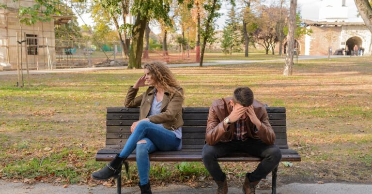 Una pareja en conversación, reflejando la tensión que la ansiedad puede causar en las relaciones personales.