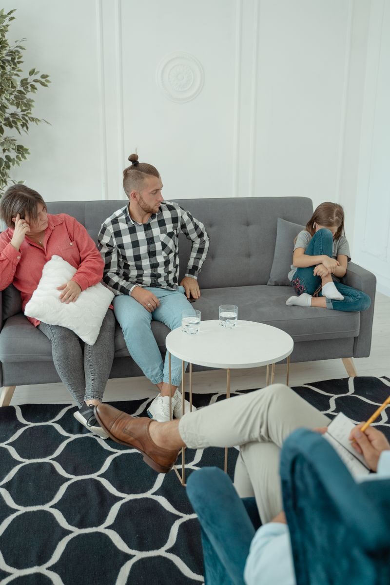 Una familia conversa con un profesional en una sesión de acompañamiento