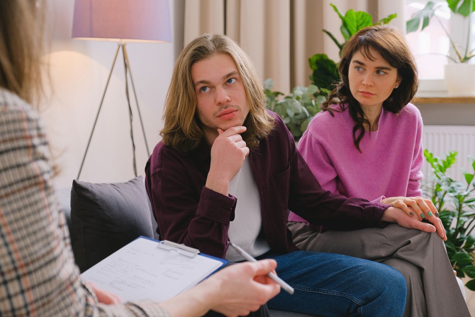 Una pareja se toma de las manos durante una conversación en terapia