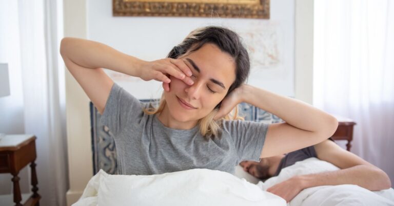 Una persona despertando en la cama con lágrimas en los ojos, simbolizando la confusión emocional y la necesidad de entender sus sentimientos.