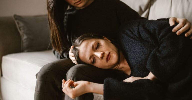 Una persona reflexionando en un ambiente tranquilo, simbolizando el proceso de sanación emocional tras una separación.