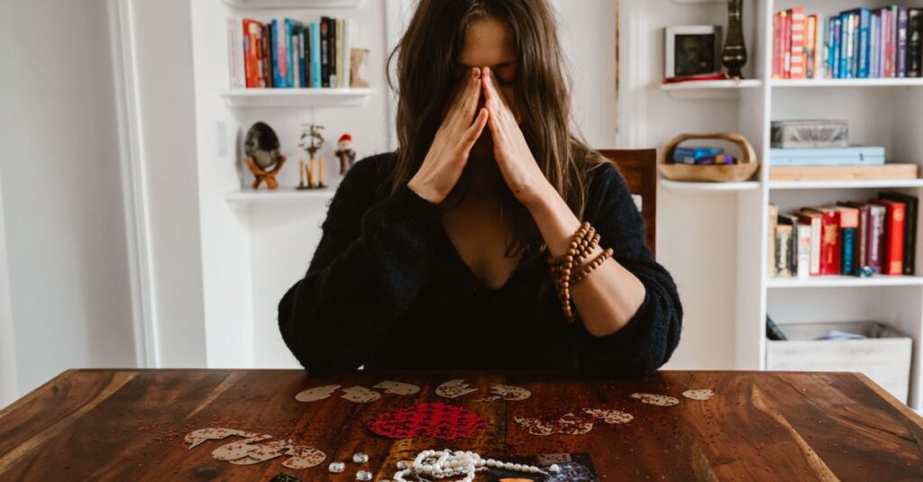Una persona reflexionando en un entorno natural, simbolizando la búsqueda de comprensión emocional tras una ruptura amorosa.