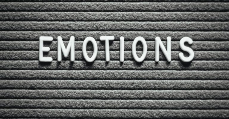 Una persona reflexionando en un entorno tranquilo, simbolizando la búsqueda de la conciencia emocional y la autoexploración.