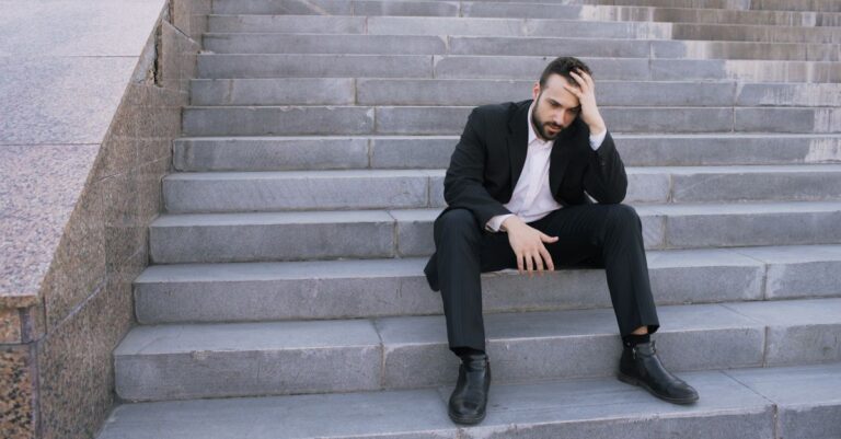 Una persona mirando hacia el horizonte, reflexionando sobre el futuro, simbolizando la ansiedad y la incertidumbre que puede generar.