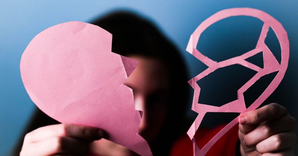 Una persona reflexionando sobre su vida después de una separación, simbolizando la inseguridad emocional.