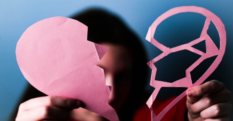 Una persona reflexionando sobre su vida después de una separación, simbolizando la inseguridad emocional.