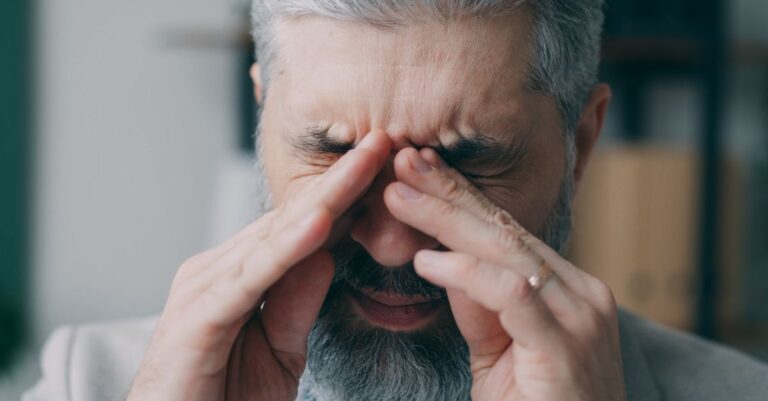 Una persona meditando en un entorno tranquilo, representando la importancia de la calma en el manejo de la ansiedad.